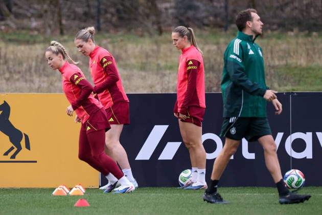 Frankfurt am Main, Germany February 24, 2026 Preparation for the womens World Cup qualifier Germany vs. Slovenia Training In the picture from left Giulia Gwinn Germany , Rebecca Knaak Germany , Klara Bühl Buehl Germany and athletic trainer Julius Balsmeier Germany Copyright: HMBxMedia MadeleinexFantini