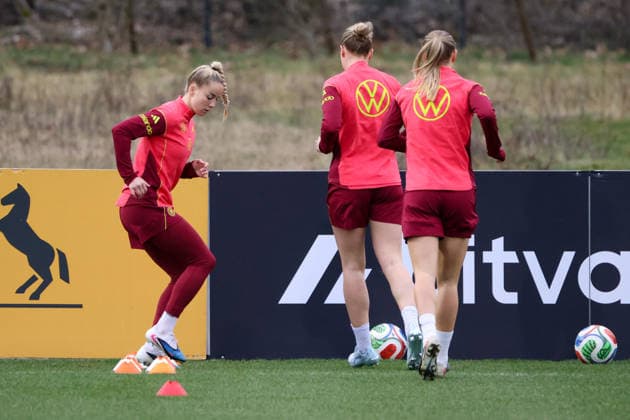 Frankfurt am Main, Germany February 24, 2026 Preparation for the womens World Cup qualifier Germany vs. Slovenia Training In the picture from left Giulia Gwinn Germany with her teammates during training in Frankfurt Copyright: HMBxMedia MadeleinexFantini