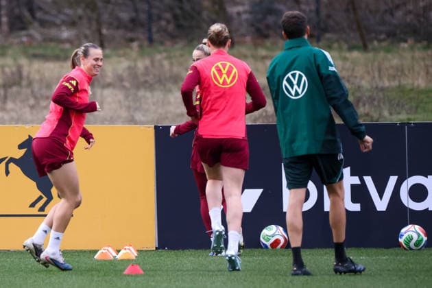 Frankfurt am Main, Germany February 24, 2026 Preparation for the womens World Cup qualifier Germany vs Slovenia Training In the picture from left Klara Bühl Buehl Germany with her teammates during training in Frankfurt Copyright: HMBxMedia MadeleinexFantini