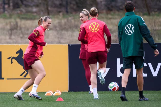 Frankfurt am Main, Germany February 24, 2026 Preparation for the womens World Cup qualifier Germany vs. Slovenia Training In the picture from left Giulia Gwinn Germany and Klara Bühl Germany Copyright: HMBxMedia MadeleinexFantini
