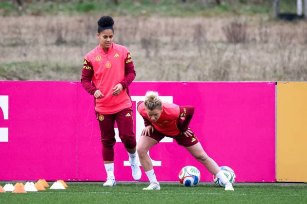 Frankfurt am Main, Germany February 24, 2026 Preparation for the womens World Cup qualifier Germany vs. Slovenia Training In the picture from left Shekiera Martinez Germany and Linda Dallmann Germany Copyright: HMBxMedia MadeleinexFantini