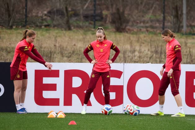 Frankfurt am Main, Germany February 24, 2026 Preparation for the Womens World Cup Qualifier Germany vs Slovenia Training In the picture from left Sjoeke Nüsken Nuesken Germany , Vivien Endemann Germany and Larissa Mühlhaus Muehlhaus Germany Copyright: HMBxMedia MadeleinexFantini