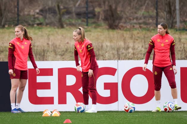 Frankfurt am Main, Germany February 24, 2026 Preparation for the Womens World Cup Qualifier Germany vs Slovenia Training In the picture from left Sjoeke Nüsken Nuesken Germany , Vivien Endemann Germany and Larissa Mühlhaus Muehlhaus Germany Copyright: HMBxMedia MadeleinexFantini