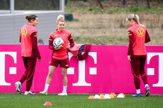 Frankfurt am Main, Germany February 24, 2026 Preparation for the womens World Cup qualifier Germany vs. Slovenia Training In the picture from left Carlotta Wamser Germany , Linda Dallmann Germany and Franziska Kett Germany Copyright: HMBxMedia MadeleinexFantini