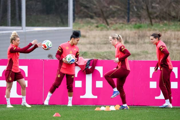 Frankfurt am Main, Germany February 24, 2026 Preparation for the womens World Cup qualifier Germany vs. Slovenia Training In the picture from left Linda Dallmann Germany , Shekiera Martinez Germany , Franziska Kett Germany and Carlotta Wamser Germany Copyright: HMBxMedia MadeleinexFantini