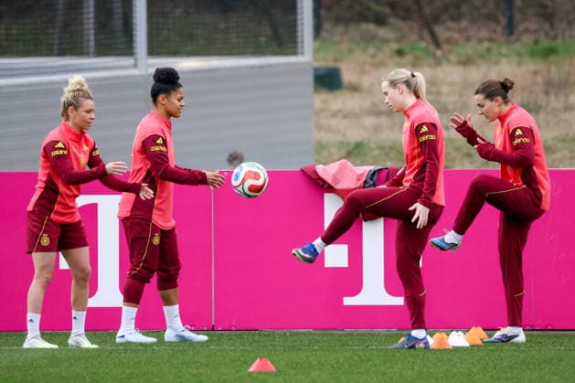 Frankfurt am Main, Germany February 24, 2026 Preparation for the womens World Cup qualifier Germany vs. Slovenia Training In the picture from left Linda Dallmann Germany , Shekiera Martinez Germany , Franziska Kett Germany and Carlotta Wamser Germany Copyright: HMBxMedia MadeleinexFantini