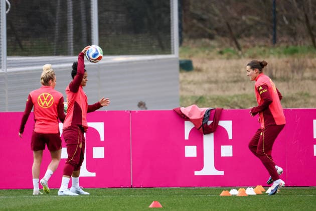 Frankfurt am Main, Germany February 24, 2026 Preparation for the womens World Cup qualifier Germany vs. Slovenia Training In the picture from left Linda Dallmann Germany , Shekiera Martinez Germany and Carlotta Wamser Germany Copyright: HMBxMedia MadeleinexFantini