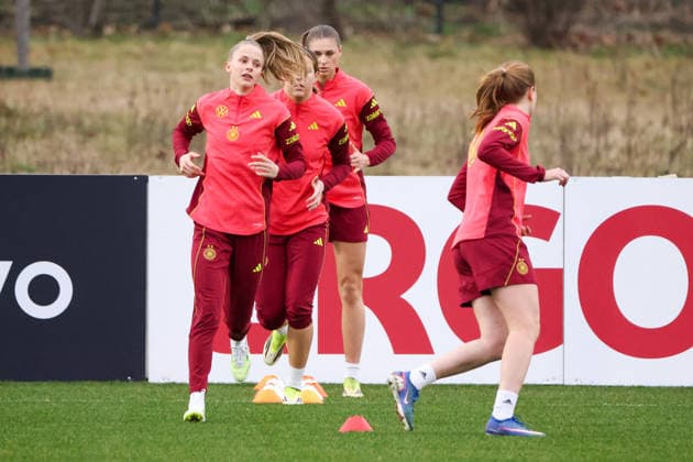 Frankfurt am Main, Germany February 24, 2026 Preparation for the womens World Cup qualifier Germany vs Slovenia Training In the picture from left Vivien Endemann Germany , Larissa Mühlhaus Muehlhaus Germany , Jule Brand Germany and Sjoeke Nüsken Nuesken Germany Copyright: HMBxMedia MadeleinexFantini