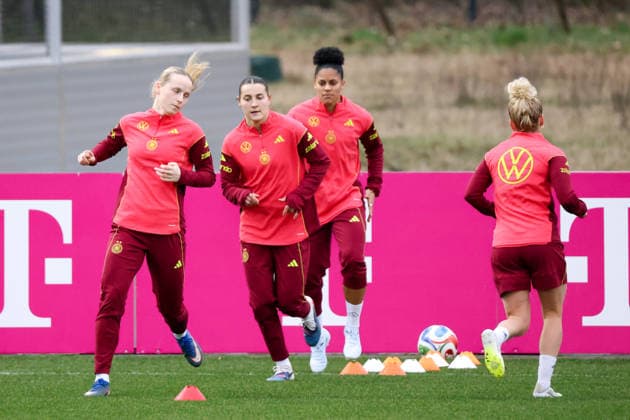 Frankfurt am Main, Germany February 24, 2026 Preparation for the Womens World Cup Qualifier Germany vs Slovenia Training In the picture from left Franziska Kett Germany , Carlotta Wamser Germany , Shekiera Martienz Germany and Linda Dallmann Germany Copyright: HMBxMedia MadeleinexFantini