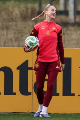 Frankfurt am Main, Germany February 24, 2026 Preparing for the womens World Cup qualifier Germany vs Slovenia Training In the picture Giulia Gwinn Germany laughing Copyright: HMBxMedia MadeleinexFantini