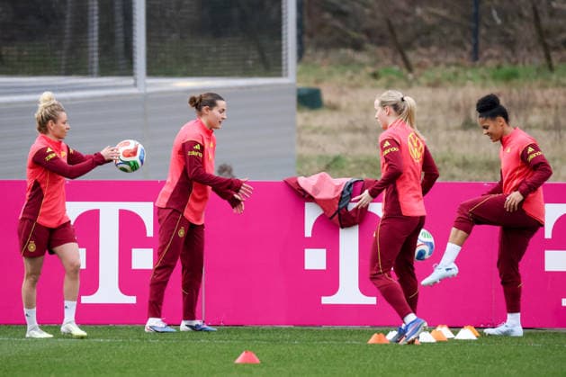 Frankfurt am Main, Germany February 24, 2026 Preparation for the womens World Cup qualifier Germany vs. Slovenia Training In the picture from left Linda Dallmann Germany , Carlotta Wamser Germany , Franziska Kett Germany and Shekiera Martinez Germany Copyright: HMBxMedia MadeleinexFantini