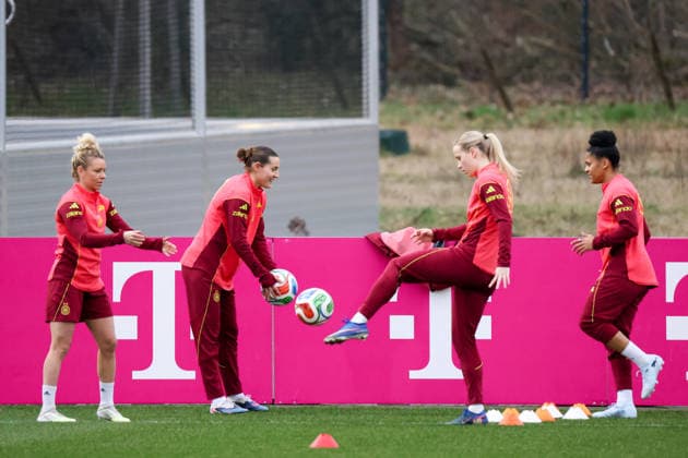 Frankfurt am Main, Germany February 24, 2026 Preparation for the womens World Cup qualifier Germany vs. Slovenia Training In the picture from left Linda Dallmann Germany , Carlotta Wamser Germany , Franziska Kett Germany and Shekiera Martinez Germany Copyright: HMBxMedia MadeleinexFantini