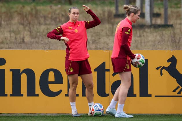 Frankfurt am Main, Germany February 24, 2026 Preparation for the womens World Cup qualifier Germany vs. Slovenia Training In the picture from left Klara Bühl Buehl Germany and Rebecca Knaak Germany Copyright: HMBxMedia MadeleinexFantini