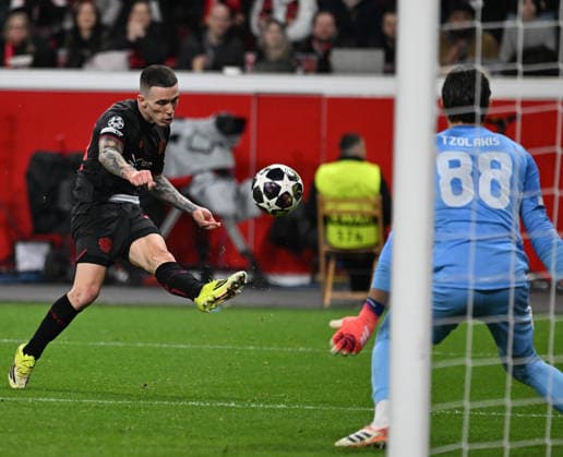 28 01 2025, xophax, Football , UEFA Champions League , 2025 2026 , Bayer Leverkusen vs Olympiakos Piraeus Alejandro Grimaldo Bayer 04 and goalkeeper Kostas Tzolakis , right Piraeus Leverkusen