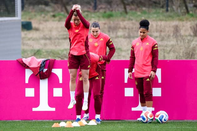 Frankfurt am Main, Germany February 24, 2026 Preparation for the womens World Cup qualifier Germany vs. Slovenia Training In the picture from left Linda Dallmann Germany , Carlotta Wamser Germany and Shekiera Martinez Germany Copyright: HMBxMedia MadeleinexFantini