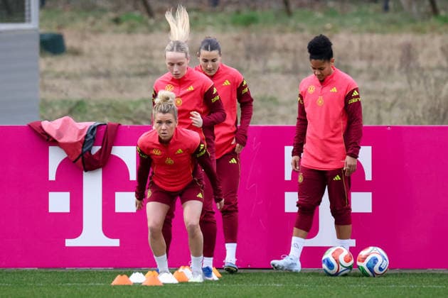 Frankfurt am Main, Germany February 24, 2026 Preparation for the womens World Cup qualifier Germany vs. Slovenia Training In the picture from left Linda Dallmann Germany , Franziska Kett Germany , Carlotta Wamser Germany and Shekiera Martinez Germany Copyright: HMBxMedia MadeleinexFantini