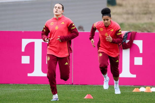 Frankfurt am Main, Germany February 24, 2026 Preparation for the womens World Cup qualifier Germany vs. Slovenia Training In the picture from left Carlotta Wamser Germany and Shekiera Martinez Germany Copyright: HMBxMedia MadeleinexFantini