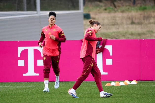 Frankfurt am Main, Germany February 24, 2026 Preparation for the womens World Cup qualifier Germany vs. Slovenia Training In the picture from left Shekiera Martinez Germany and Carlotta Wamser Germany Copyright: HMBxMedia MadeleinexFantini
