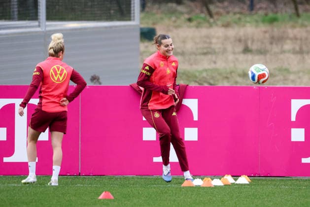 Frankfurt am Main, Germany February 24, 2026 Preparation for the womens World Cup qualifier Germany vs. Slovenia Training In the picture from left Linda Dallmann Germany and Carlotta Wamser Germany Copyright: HMBxMedia MadeleinexFantini