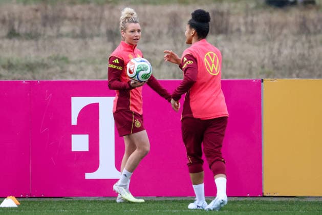 Frankfurt am Main, Germany February 24, 2026 Preparation for the womens World Cup qualifier Germany vs. Slovenia Training In the picture from left Linda Dallmann Germany and Shekiera Martinez Germany Copyright: HMBxMedia MadeleinexFantini
