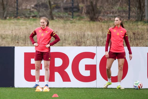 Frankfurt am Main, Germany February 24, 2026 Preparation for the womens World Cup qualifier Germany vs. Slovenia Training In the picture from left Sjoeke Nüsken Nuesken Germany and Jule Brand Germany Copyright: HMBxMedia MadeleinexFantini