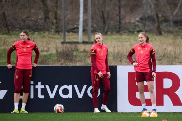 Frankfurt am Main, Germany February 24, 2026 Preparation for the womens World Cup qualifier Germany vs. Slovenia Training In the picture from left Larissa Mühlhaus Muehlhaus Germany , Vivien Endemann Germany and Sjoeke Nüsken Nuesken Germany Copyright: HMBxMedia MadeleinexFantini