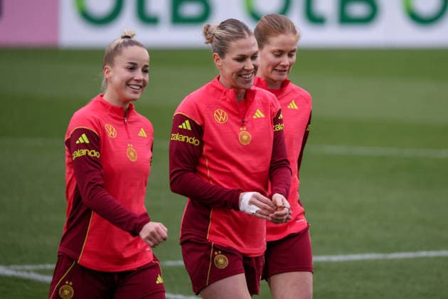 Frankfurt am Main, Germany February 24, 2026 Preparation for the womens World Cup qualifier Germany vs. Slovenia Training In the picture from left Giulia Gwinn Germany , Rebecca Knaak Germany and Sjoeke Nüsken Nuesken Germany Copyright: HMBxMedia MadeleinexFantini