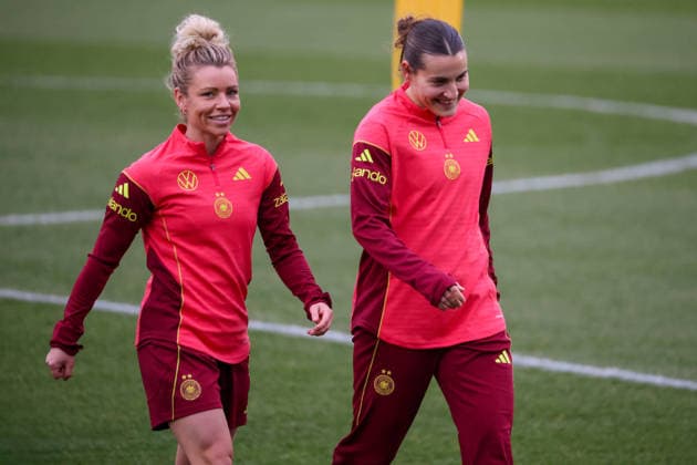 Frankfurt am Main, Germany February 24, 2026 Preparation for the womens World Cup qualifier Germany vs. Slovenia Training In the picture from left Linda Dallmann Germany and Carlotta Wamser Germany Copyright: HMBxMedia MadeleinexFantini
