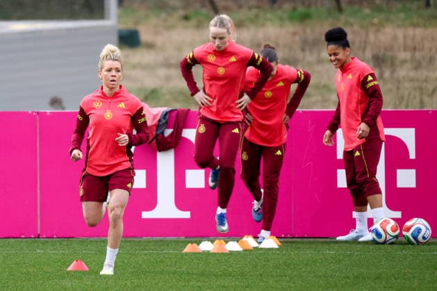 Frankfurt am Main, Germany February 24, 2026 Preparation for the womens World Cup qualifier Germany vs. Slovenia Training In the picture from left Linda Dallmann Germany , Franziska Kett Germany , Carlotta Wamser Germany and Shekiera Martinez Germany Copyright: HMBxMedia MadeleinexFantini