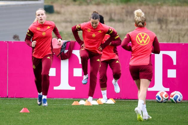 Frankfurt am Main, Germany February 24, 2026 Preparation for the womens World Cup qualifier Germany vs. Slovenia Training In the picture from left Franziska Kett Germany , Carlotta Wamser Germany and Linda Dallmann Germany Copyright: HMBxMedia MadeleinexFantini