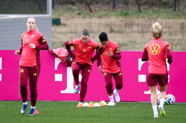 Frankfurt am Main, Germany February 24, 2026 Preparation for the Womens World Cup Qualifier Germany vs Slovenia Training In the picture from left Franziska Kett Germany , Carlotta Wamser Germany , Shekiera Martienz Germany and Linda Dallmann Germany Copyright: HMBxMedia MadeleinexFantini