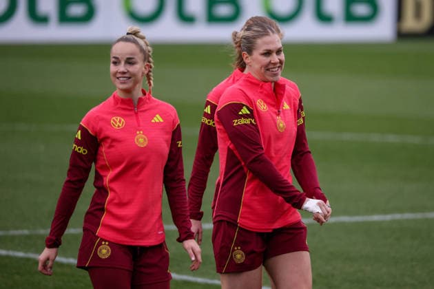 Frankfurt am Main, Germany February 24, 2026 Preparation for the womens World Cup qualifier Germany vs. Slovenia Training In the picture from left Giulia Gwinn Germany and Rebecca Knaak Germany Copyright: HMBxMedia MadeleinexFantini