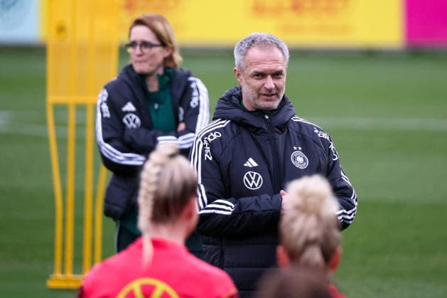 Frankfurt am Main, Germany February 24, 2026 Preparation for the womens World Cup qualifier Germany vs Slovenia Training In the picture national coach Christian Wück Wueck Germany at training in Frankfurt Copyright: HMBxMedia MadeleinexFantini