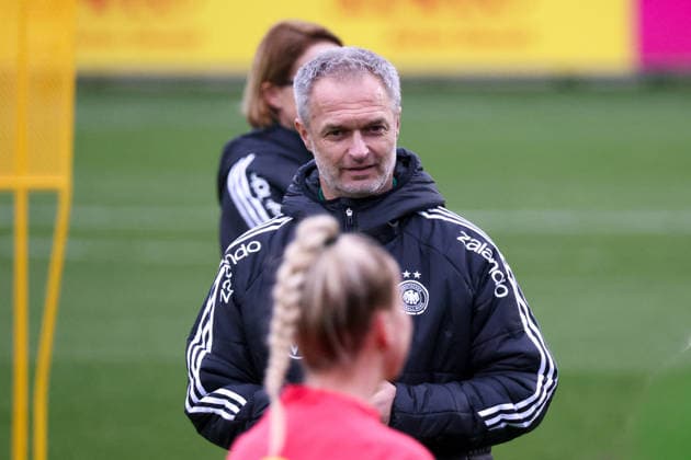 Frankfurt am Main, Germany February 24, 2026 Preparation for the womens World Cup qualifier Germany vs Slovenia Training In the picture national coach Christian Wück Wueck Germany at training in Frankfurt Copyright: HMBxMedia MadeleinexFantini