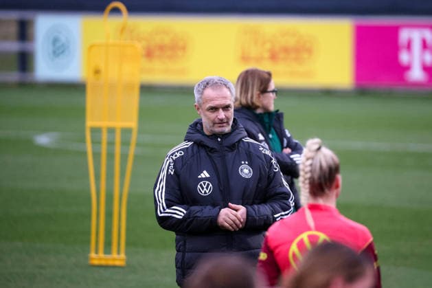 Frankfurt am Main, Germany February 24, 2026 Preparation for the womens World Cup qualifier Germany vs Slovenia Training In the picture national coach Christian Wück Wueck Germany at training in Frankfurt Copyright: HMBxMedia MadeleinexFantini