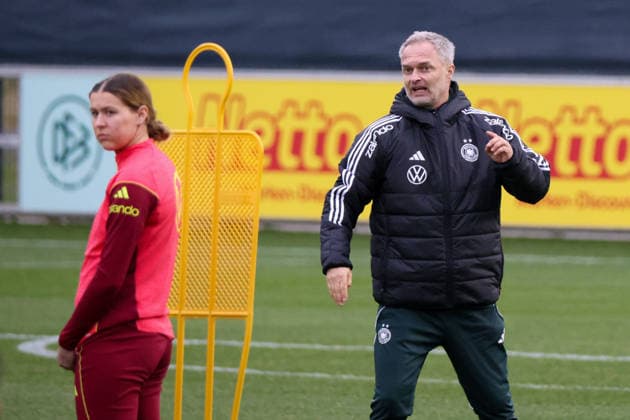 Frankfurt am Main, Germany February 24, 2026 Preparation for the womens World Cup qualifier Germany vs Slovenia Training In the picture from left the second national coach Christian Wück Wueck Germany with strong facial expressions and energetic during training in Frankfurt, next to him Larissa Mühlhaus Muehlhaus Germany Copyright: HMBxMedia MadeleinexFantini