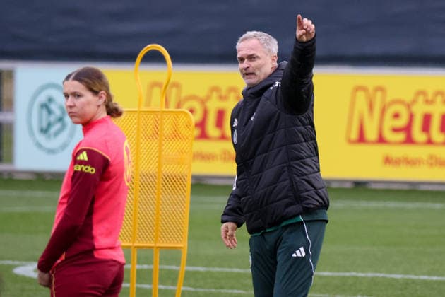 Frankfurt am Main, Germany February 24, 2026 Preparation for the womens World Cup qualifier Germany vs Slovenia Training In the picture from left the second national coach Christian Wück Wueck Germany with strong facial expressions and energetic during training in Frankfurt, next to him Larissa Mühlhaus Muehlhaus Germany Copyright: HMBxMedia MadeleinexFantini