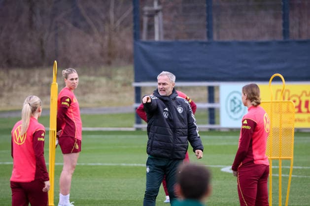 Frankfurt am Main, Germany 24 February 2026 Preparation for the womens World Cup qualifier Germany vs Slovenia Training In the picture national coach Christian Wück Wueck Germany with strong facial expressions and energetic during training in Frankfurt with the players of the German national womens soccer team Copyright: HMBxMedia MadeleinexFantini