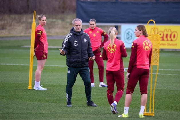 Frankfurt am Main, Germany 24 February 2026 Preparation for the womens World Cup qualifier Germany vs Slovenia Training In the picture national coach Christian Wück Wueck Germany with strong facial expressions and energetic during training in Frankfurt with the players of the German national womens soccer team Copyright: HMBxMedia MadeleinexFantini