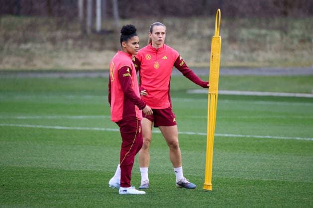 Frankfurt am Main, Germany February 24, 2026 Preparation for the womens World Cup qualifier Germany vs. Slovenia Training In the picture from left Shekiera Martinez Germany and Klara Bühl Buehl Germany Copyright: HMBxMedia MadeleinexFantini