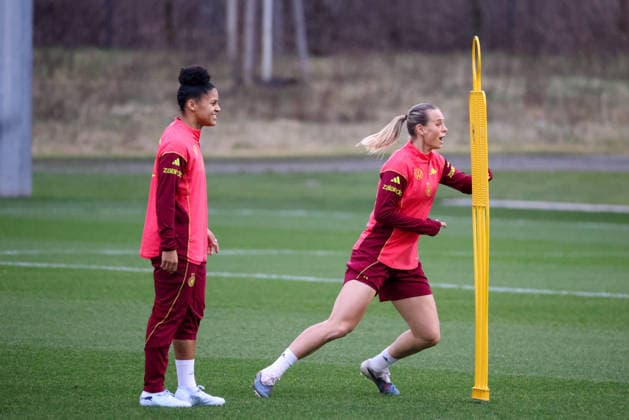 Frankfurt am Main, Germany February 24, 2026 Preparation for the womens World Cup qualifier Germany vs. Slovenia Training In the picture from left Shekiera Martinez Germany and Klara Bühl Buehl Germany Copyright: HMBxMedia MadeleinexFantini