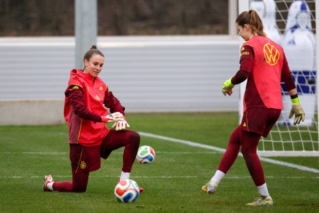 Frankfurt am Main, Germany February 24, 2026 Preparation for the womens World Cup qualifier Germany vs. Slovenia Training In the picture from left goalkeeper Ena Mahmutovic Germany and goalkeeper Stina Johannes Germany during training in Frankfurt Copyright: HMBxMedia MadeleinexFantini