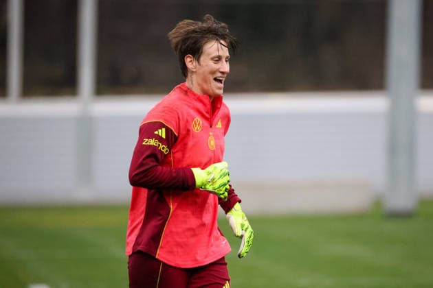 Frankfurt am Main, Germany February 24, 2026 Preparation for the womens World Cup qualifier Germany vs Slovenia Training In the picture goalkeeper Ann Katrin Berger Germany during training in Frankfurt Copyright: HMBxMedia MadeleinexFantini