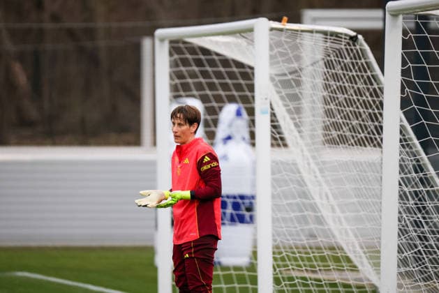 Frankfurt am Main, Germany February 24, 2026 Preparation for the womens World Cup qualifier Germany vs Slovenia Training In the picture goalkeeper Ann Katrin Berger Germany during training in Frankfurt Copyright: HMBxMedia MadeleinexFantini