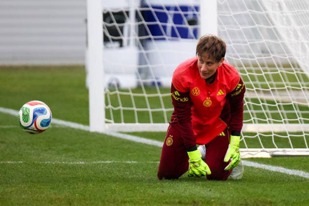Frankfurt am Main, Germany February 24, 2026 Preparation for the womens World Cup qualifier Germany vs Slovenia Training In the picture goalkeeper Ann Katrin Berger Germany during training in Frankfurt Copyright: HMBxMedia MadeleinexFantini