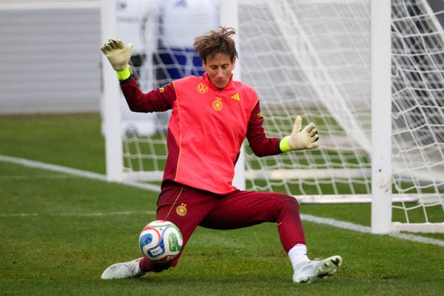 Frankfurt am Main, Germany February 24, 2026 Preparation for the womens World Cup qualifier Germany vs Slovenia Training In the picture goalkeeper Ann Katrin Berger Germany during training in Frankfurt Copyright: HMBxMedia MadeleinexFantini