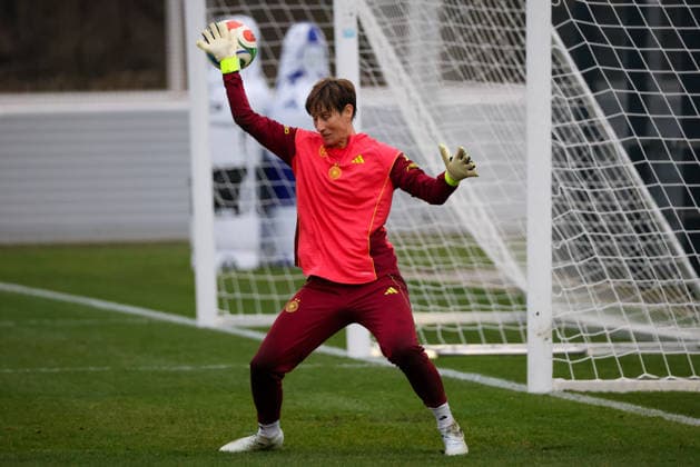 Frankfurt am Main, Germany February 24, 2026 Preparation for the womens World Cup qualifier Germany vs Slovenia training In the picture goalkeeper Ann Katrin Berger Germany during training in Frankfurt Copyright: HMBxMedia MadeleinexFantini