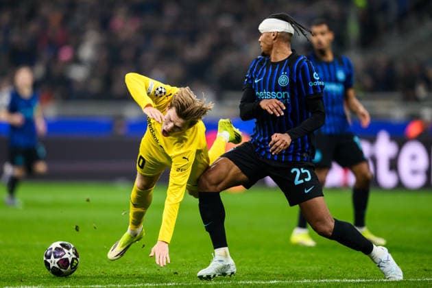 260224 Jens Petter Hauge of Bodo Glimt and Manuel Akanji of Inter during the UEFA Champions League football match between Inter and Bodo Glimt on February 24, 2026 in Milan Photo Marius Simensen BILDBYRAN COP 238 MM0057 bbeng football fotball fotboll soccer uefa champions league mesterligaen bodo glimt inter fc internazionale milano  Copyright: MARIUSxSIMENSEN BB260224BB530