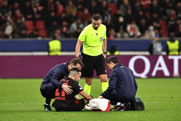 GER, Champions League, Bayer Leverkusen vs Olympiakos Piraeus 24 02 2026, BayArena, Leverkusen, GER, Champions League, Bayer Leverkusen vs Olympiakos Piraeus in picture Lucas Vazquez Bayer 04 Leverkusen, 21, black has to leave the pitch due to injury, referee Michael Oliver England inquires about the state of health nordphotoxGmbHx xSJS nph00070