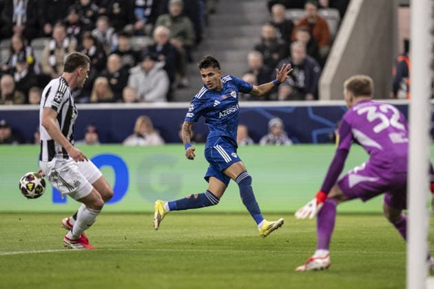 NEWCASTLE UPON TYNE, ENGLAND - FEBRUARY 24: Camilo Durán of Qarabag crosses the ball during the UEFA Champions League 2025 26 match between Newcastle United and Qarabag at St James Park, Newcastle in England (Photo by Will Palmer Sports Press Photo)  Copyright: xWillxPalmer SportsxPressxPhotox Sportspressphoto_SPR97325